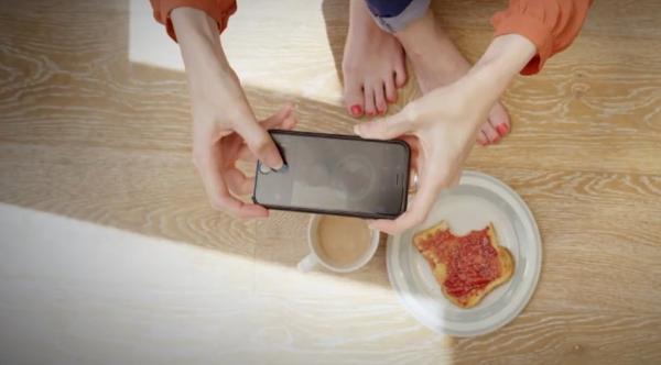 Bild 1 von 3: Das Essen wird abfotografiert, um es dann mit den Kontakten zu teilen.