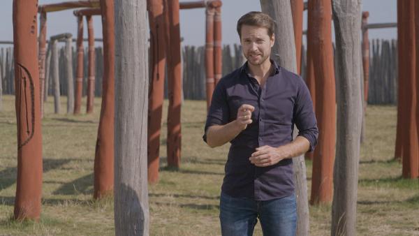 Bild 1 von 15: Mirko Drotschmann zeigt das Ringheiligtum in Pömmelte, das ein Ort für rituelle Kulte und Feste war.