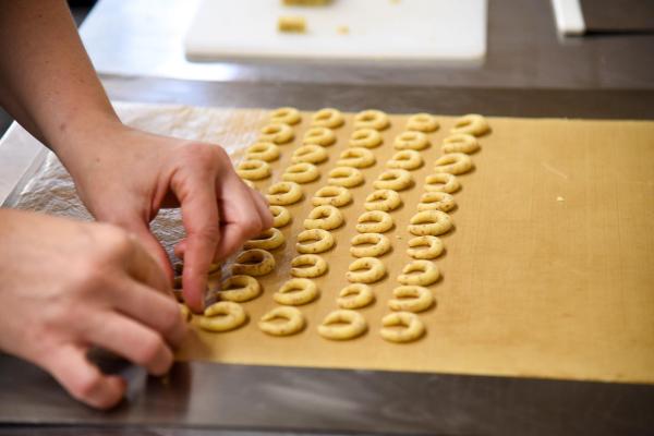 Bild 1 von 4: Im Bild: Verena Thaler aus Zirl legt die Vanillekipferl sorgfältig auf das Blech, bevor sie in den Ofen kommen.