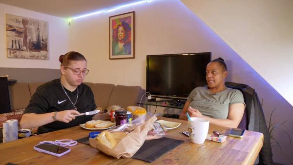 Bild 1 von 2: Jannies älteste Tochter Leann (li.) möchte das gemeinsame Nest verlassen und zu ihrer Patentante ziehen. Jannie wohnt mit zwei ihrer drei Kinder auf 76 Quadratmetern, das ist Leann zu eng.