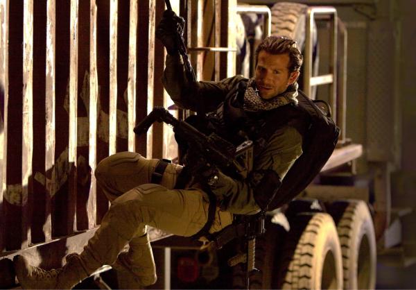 Bild 1 von 11: Schwere Waffen, ein spektakuläres Manöver und jede Menge Action: Face (Bradley Cooper) ist genau in seinem Element ...