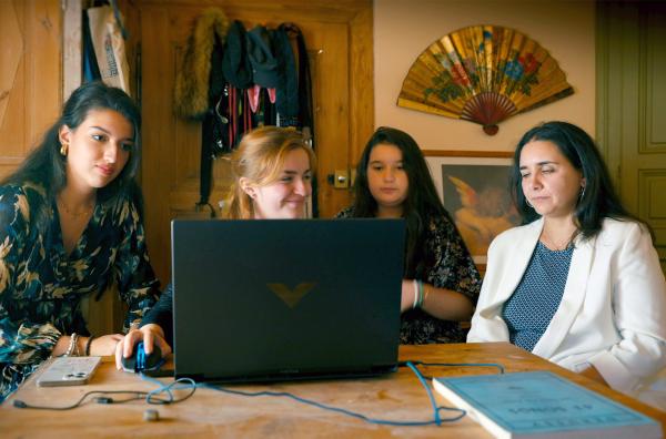 Bild 1 von 4: Maya (re.) und Tosca (2.v.l.) mit ihren Cousinen: Die jungen Frauen stellen sich oft die Frage, wieviel Platz sie der Tradition in ihrem Leben einräumen sollen.