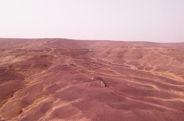 Bild 1 von 10: Nur 20 Prozent der Sahara ist mit feinem Sand bedeckt. Der Rest besteht aus Stein, Kies und Geröll.