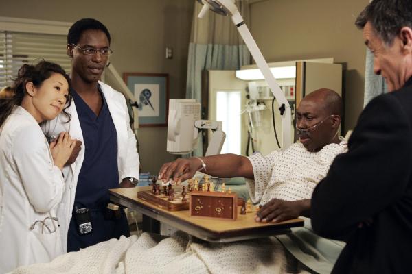 Bild 1 von 42: Während einer Visite bei Charles (Brent Jennings, 2.v.r.), dem Patienten, dem Colin (Roger Rees, r.) ein neues Herz transplantieren wird, macht Cristina (Sandra Oh, l.) nur allzu deutlich klar, dass sie zu Burke (Isaiah Washington, 2.v.l.) gehört und wie sehr sie sich schon auf die Hochzeit im nächsten Monat freut ...