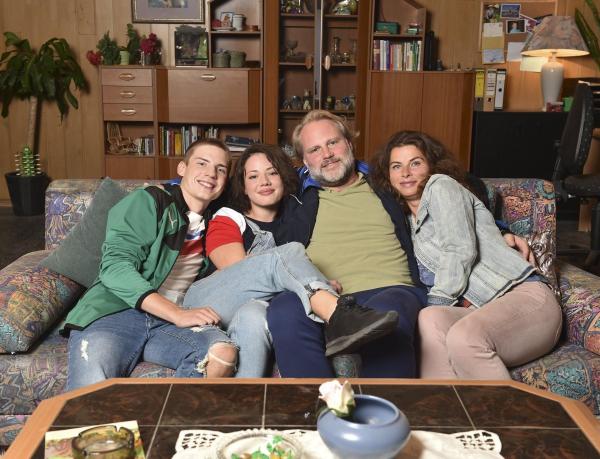 Bild 1 von 9: Familie Neumann lebt in einfachen Verhältnissen. Doch der plötzliche Geldsegen soll ihr Leben gründlich umkrempeln: (v.l.n.r.) Basti (Lennart Borchert), Jenni (Anna Mennicken), Mike (Mirco Reseg) und Elke (Anne Brendler) ...