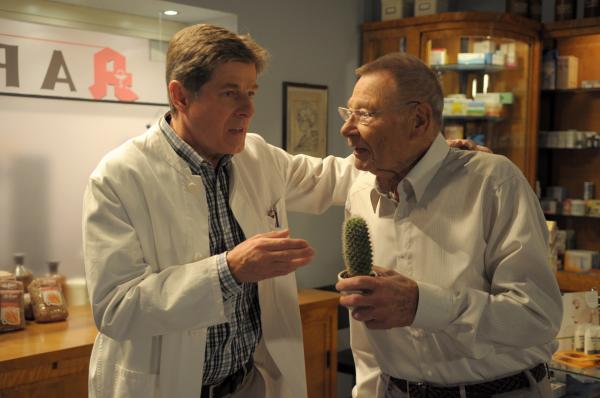 Bild 1 von 8: Bamberger versucht Alois mittels einer List loszuwerden. Von links: Roland Bamberger (Horst Kummeth) und Alois Preissinger (Erich Hallhuber).