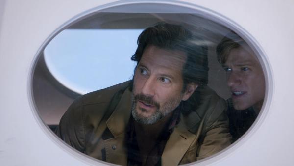 Bild 1 von 12: Russ Taylor (Henry Ian Cusick, l.); Angus MacGyver (Lucas Till, r.)