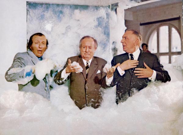 Bild 1 von 2: Oberstudienrat Blaumeier (Balduin Baas, li.) und Direktor Taft (Theo Lingen, re.) müssen mit einem Herrn vom Kulturministerium im Mommsen-Gymnasium ein unfreiwilliges Schaumbad nehmen.