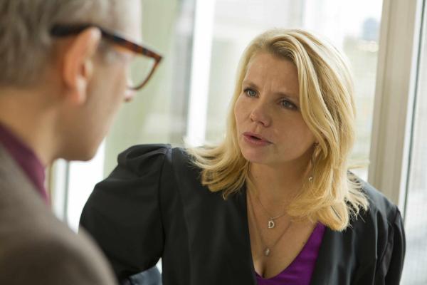 Bild 1 von 16: Danni (Annette Frier, r.) erwacht nach einer Nacht mit August am nächsten Morgen alleine in einem Berg von Kürbissen und trägt nur noch die Fetzen ihres Mumienkostüms. Doch es ist nicht August, der sie weckt, sondern sie blickt erschrocken in ein Gesicht mit Hornbrille - es gehört Erich Gräter (Michael Lott, l.), ihrem neuen Mandanten ...