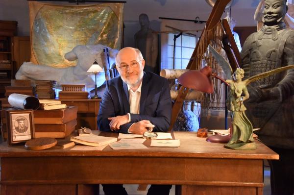 Bild 1 von 9: Harald Lesch in der Wunderkammer der Antikensammlung der Universität Erlangen.