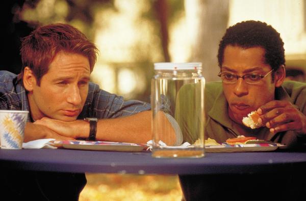 Bild 1 von 20: Die Freude über den spektakulären Fund der Einzeller - und die Aussicht auf den nächsten Nobelpreis - trübt sich schon bald, als Dr. Ira Kane (David Duchovny, l.) und Dr. Harry Block (Orlando Jones, r.) bemerken, wie schnell sich die Organismen entwickeln ...