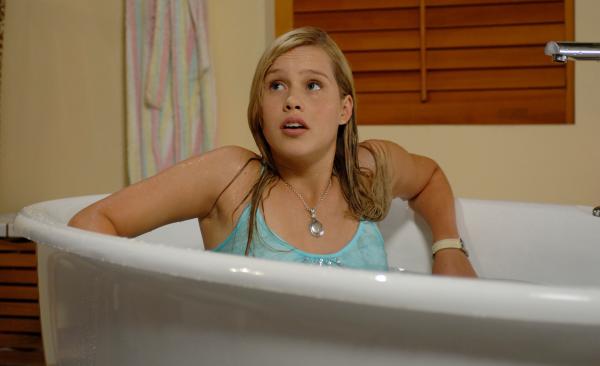 Bild 1 von 2: Emma (Claire Holt) ist entsetzt: Rikki und Cleo haben sie in die volle Badewanne geschubst. Die beiden stehen unter dem Einfluss des Vollmonds und möchten Emma zwingen, Ash endlich in das Meerjungfrauen-Geheimnis einzuweihen.