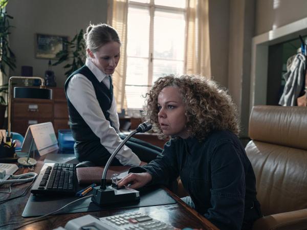 Bild 1 von 7: Im Bild (v.li.): Susanne Wuest (Illy), Sarah Viktoria Frick (Adriana).