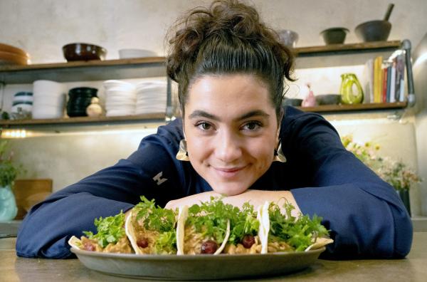 Bild 1 von 3: Lucie bereitet Tortilla-Chips mit einer Cranberry Mole zu.