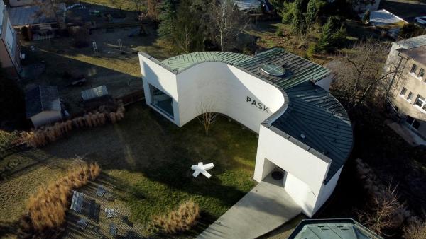 Bild 1 von 18: Im Bild: Glaspavillion des Museums in Kamenický ?enov, Tschechien.