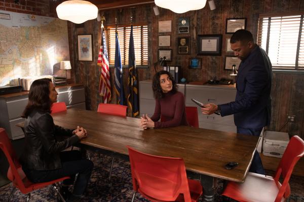 Bild 1 von 10: (v.l.n.r.) Rosa Ortiz (Michelle Bonilla); Special Agent Hannah Khoury (Necar Zadegan); Special Agent Quentin Carter (Charles Michael Davis)
