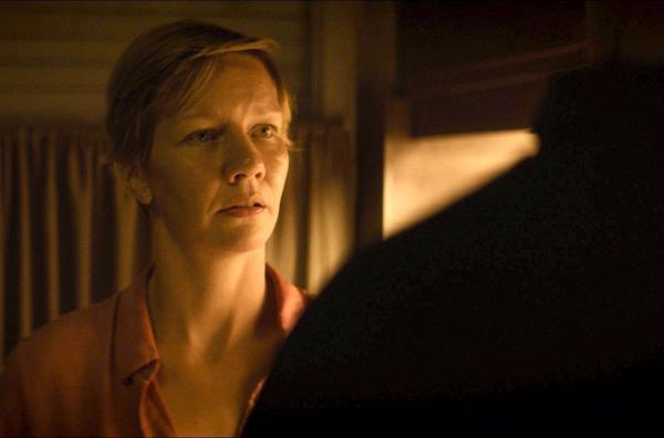 Bild 1 von 3: Nora (Sandra Hüller) ist erschüttert, als Xhafer (Misel Maticevic) ohne jede Regung erzählt, dass sich heute einer seiner Arbeitskollegen erhängt hat.