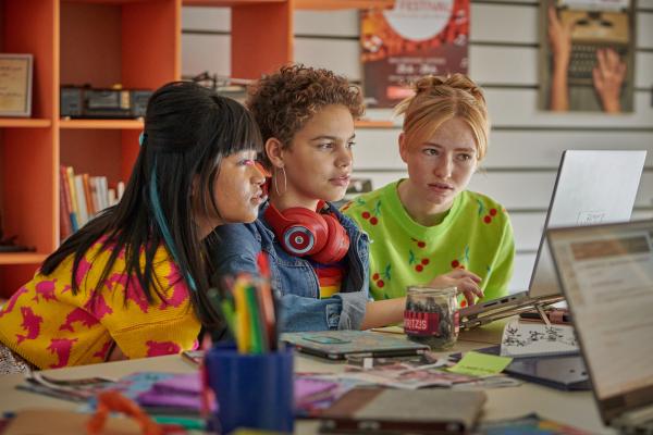Bild 1 von 4: Die Redaktion des Rocket Xpress um Massuda (Tisa Pharischad, li.) und Chiara (Jamila Weintritt, re.) geht mit Avas (Mia Stieber, Mitte) Computerhilfe unfairen Machenschaften im Zukunftswettbewerb auf die Spur.