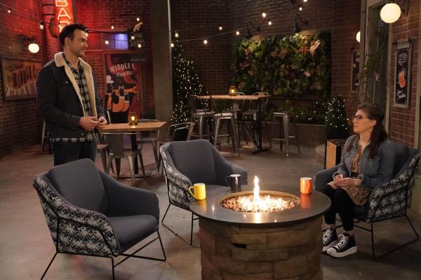 Bild 1 von 15: Max (Cheyenne Jackson, l.); Kat (Mayim Bialik, r.)
