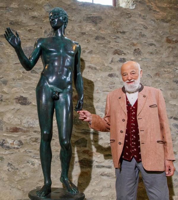 Bild 1 von 2: Im Bild: Sepp Forcher mit Ju¨ngling vom Magdalensberg.