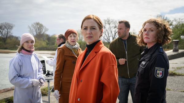 Bild 1 von 5: Paula Moorkamp (Stella Hinrichs, r.) vermutet eine vorsätzliche Tötung. David Sieling war zwar querschnittsgelähmt, aber als Leistungssportler kannte er seine Grenzen. Roswitha Prinzler (Silke Matthias, l.) und Dr. Helene Sturbeck (Katharina Blaschke, 2.v.l.) setzen alles daran, Indizien zu finden. Währenddessen begeben sich die beiden Kommissar:innen Karoline Joost (Nike Fuhrmann, M.) und Lars Pöhlmann (Dominic Boeer, 2.v.r.) auf die Suche nach Feinden des Opfers.