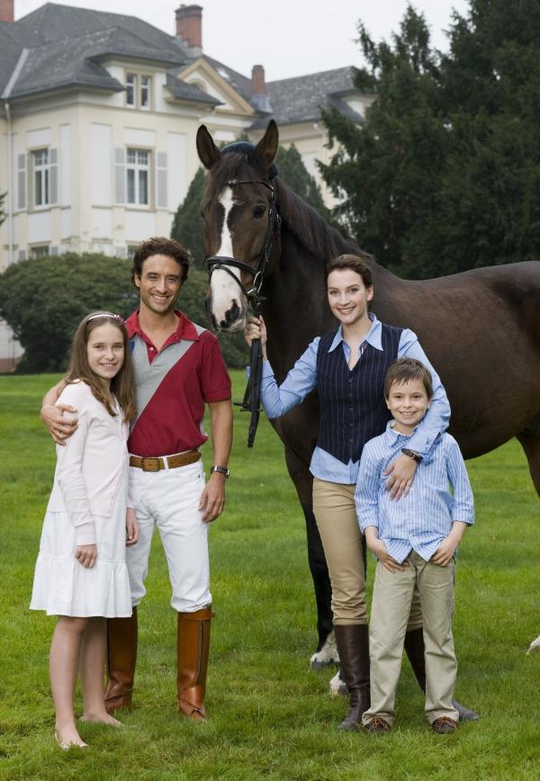 Bild 1 von 3: Martine La Rocca (Gunther Gillian, 2. v. links) mit seiner Frau Elena (Jana Klinge, rechts) und ihren Kindern Cinzia (Elena von Eysmondt) und Carlos (Luca Jochen).