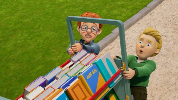 Bild 1 von 3: Norman und James wollen so schnell wie möglich Nachschub für die Nachbarschafts-Bücherei liefern.