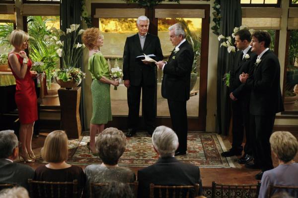 Bild 1 von 10: Der große Tag von Evelyn (Holland Taylor, 2.v.l.) und Teddy (Robert Wagner, 3.v.r.) ist gekommen, ihre Kinder Charlie (Charlie Sheen, r.), Alan (Jon Cryer, 2.v.r.) und Courtney (Jenny McCarthy, l.) nehmen an der feierlichen Zeremonie teil. Doch es läuft nicht alles, wie geplant ...