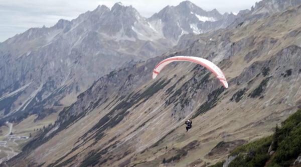 Bild 1 von 1: Im Bild: Simon Raffeiner beim Paragleiten am Arlberg.