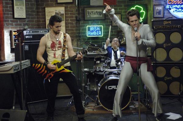 Bild 1 von 22: Mac (Rob McElhenney, l.), Frank (Danny DeVito, M.) und Dennis (Glenn Howerton, r.) sind fest entschlossen mit ihrer neugegründeten Band durchzustarten. Leider treffen sie nicht ganz den Geschmack des Publikums ...