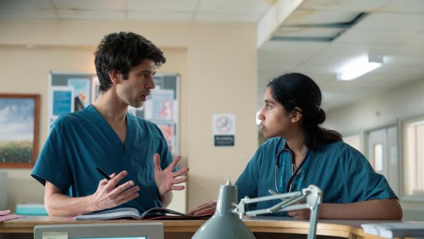 Bild 1 von 3: Shruti (Ambika Mod) glaubt, dass eine Patientin etwas vor ihnen verbirgt und teilt Adam (Ben Whishaw) ihren Verdacht mit. Doch der hat gerade andere Sorgen.