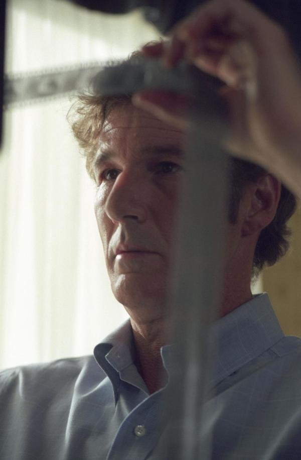 Bild 1 von 8: Die Recherchen über das Leben von Howard Hughes gestalten sich äußerst schwierig. Der Schriftsteller Clifford Irving (Richard Gere) will jedoch nicht aufgeben und hält an seinem Plan fest, dessen Autobiographie zu verfassen, ohne auch nur ein Wort mit zu sprechen ...