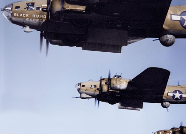 Bild 1 von 11: Two fighter planes in the sky.