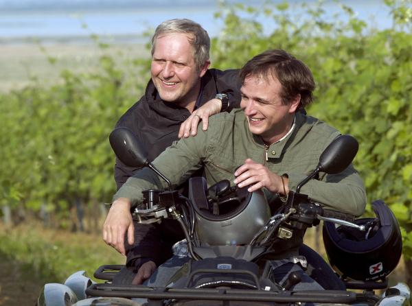 Bild 1 von 3: Thomas (Harald Krassnitzer, links) und sein Sohn Paul (Achim Schelhas) haben sich wieder versöhnt und haben viel Spaß miteinander.