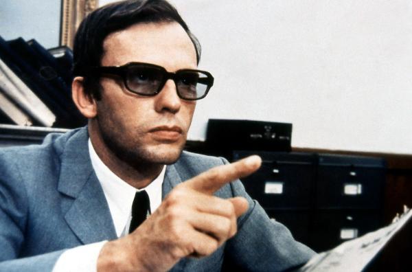 Bild 1 von 2: Jean-Louis Trintignant spielt den Ermittlungsrichter im Film ?Z? von Constantin Costa-Gavras aus dem Jahr 1969.