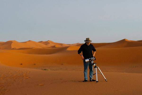 Bild 1 von 13: Harald Lesch mit Teleskop in der Wüste - hier geben Sterne Orientierung.