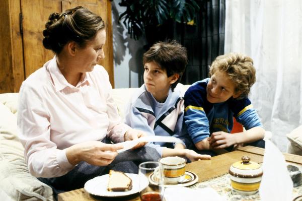 Bild 1 von 4: Im Bild (v.li.): Hertha Schell (Silvia Fritsch), Eva Maria Suppan (Eva Fritsch), Roman Billiani (Roman Fritsch).