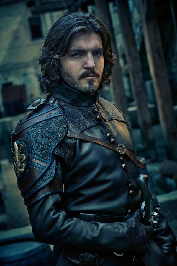 Bild 1 von 9: Athos (Tom Burke)