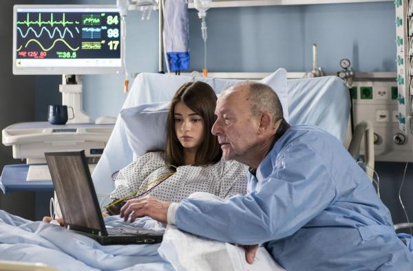 Bild 1 von 10: Cora (Lisa-Marie Koroll, l.); Gottschalk (Hans Klima, r.)