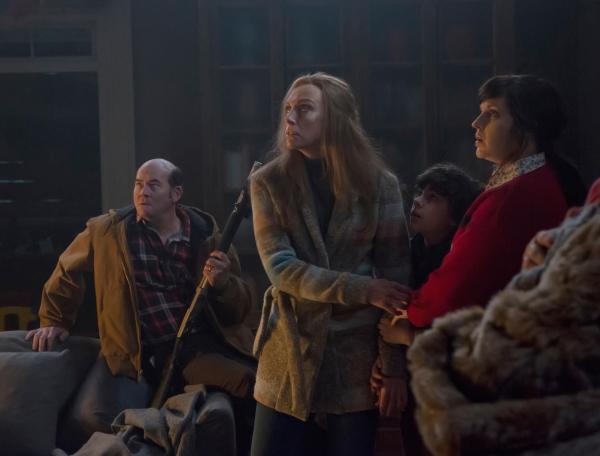 Bild 1 von 6: (v.l.n.r.) Howard (David Koechner); Sarah (Toni Collette); Max (Emjay Anthony); Linda (Allison Tolman)