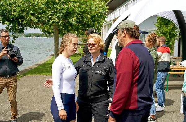Bild 1 von 4: Im Bild: Nele Fehrenbach (Floriane Daniel, m.) ermittelt in der Welt des Ruderleistungssports am Bodensee. Zwei tote Ruderer und unerklärliche Leistungssteigerungen stehen im Fokus der Befragung von Ruderin Gesa Gutmann (Anna Herrmann, l.) und Trainer Manfred Lindner (Joachim Raaf, r.).