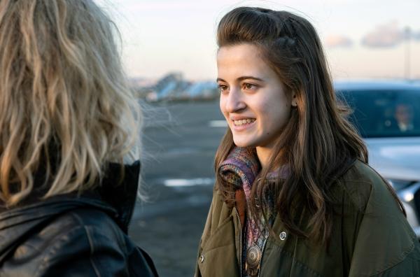 Bild 1 von 3: Endlich kann Marie (Léa Drucker, li.) ihre Tochter Emma (Lya Oussadit-Lessert, re.) wieder in den Arm nehmen. Emma hatte sich von ihrer Mutter abgewandt, weil sie sich von ihr vernachlässigt fühlte Ö