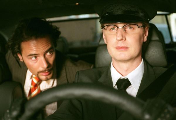 Bild 1 von 18: Eben noch auf der Suche nach einem Job, da ergattert Mehmet (John Friedmann, l.) gleich den Chefposten samt eigenem Chauffeur (Florian Simbeck, r.). Ist das nicht ein wenig viel Glück auf einmal?