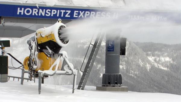 Bild 1 von 4: Schneekanonen. In der Dokumentation wird gezeigt wie der technische Schnee hergestellt wird.
