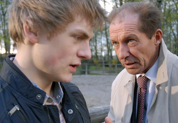 Bild 1 von 3: Dr. Fährmann (Michael Lesch, rechts) droht Theo (Meo Wulf, links) mit einer Anzeige. Er lässt nur dann Milde walten, wenn Theo auch seine Freunde dazu bringt, sich zu stellen.