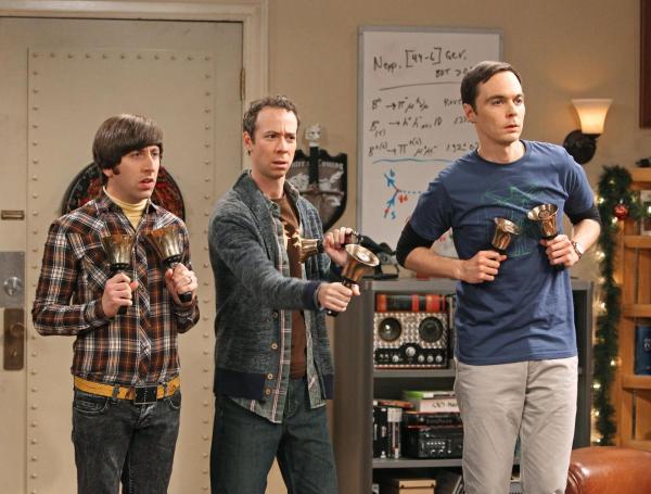 Bild 1 von 11: Während Raj mit den Mädels in einen Nachtclub gegangen ist, spielen Sheldon (Jim Parsons, M.), Howard (Simon Helberg, l.), Leonard und Stuart (Kevin Sussman, l.) \