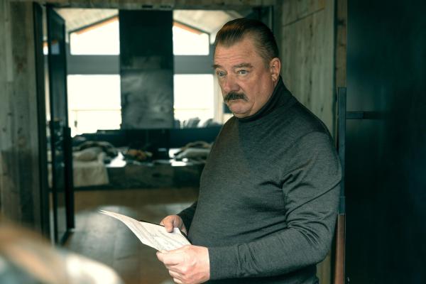 Bild 1 von 20: Im Bild: Sarkassian (Peter Kurth) bekommt einen Durchsuchungsbefehl überreicht.