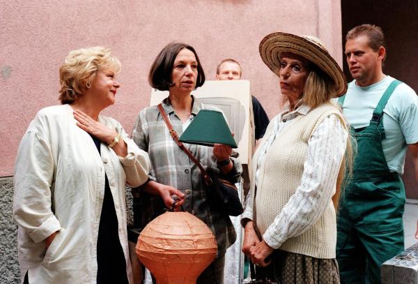 Bild 1 von 4: Im Bild (v.li.): Marianne Mendt (Schimek Gitti), Karoline Zeisler (Karoline Haydn), Ellen Umlauf (Frau Kaiser).