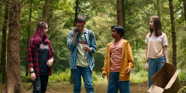 Bild 1 von 5: Die Libellen-Gruppe v.l.: Kaz (Maiya Silveston), Louis (Oliver Cunliffe), Glen (Krish Misra) und Meg (Katy Byrne) - lässt verschiedene Gegenstände teleportieren und schreiben deren \