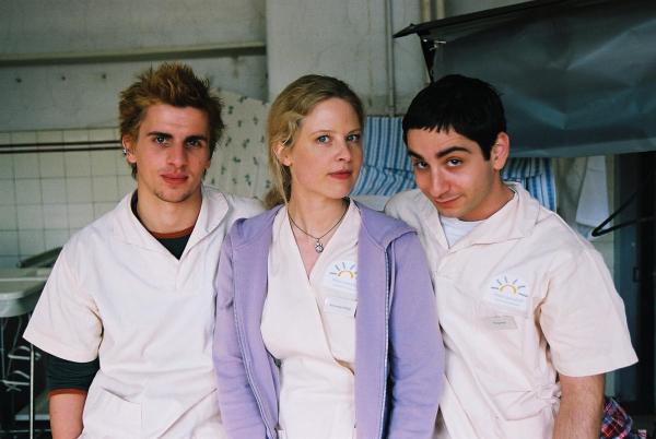 Bild 1 von 19: Während Benjamin (Denis Moschitto, r.) mit ehrlichem Engagement im Altenheim antritt, macht Rocky (Julian Sengelmann, l.) nur Dienst nach Vorschrift, um schnellstmöglich zu den Proben mit seiner Band abdampfen zu können. Doch dann lernt Rocky die zauberhafte Ellen (Diana Amft, M.) kennen ...